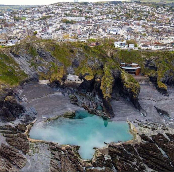 Paramount Apartments Ilfracombe, Arty Seaside Holiday Apartments Bagian luar foto