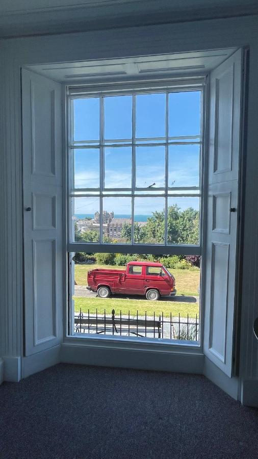 Paramount Apartments Ilfracombe, Arty Seaside Holiday Apartments Bagian luar foto