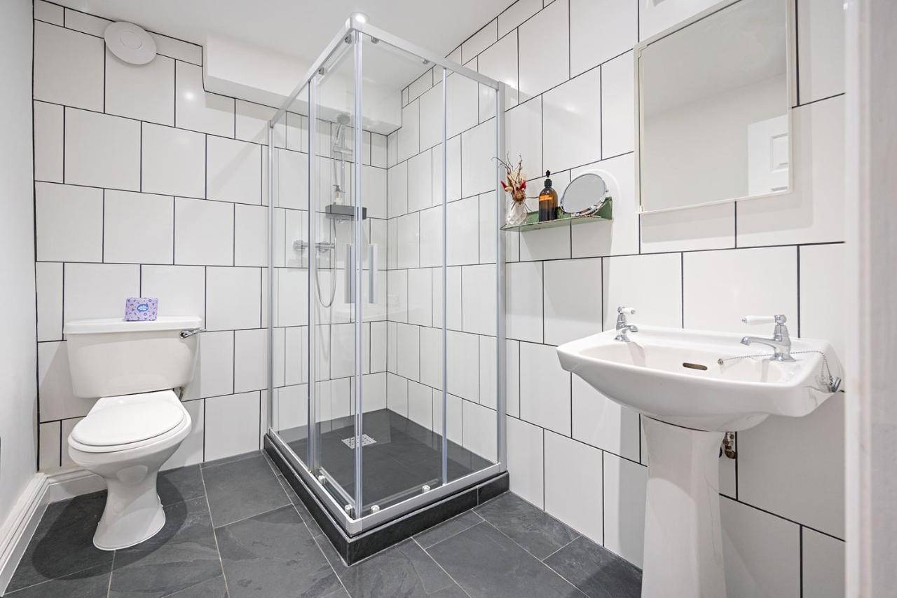 Paramount Apartments Ilfracombe, Arty Seaside Holiday Apartments Bagian luar foto