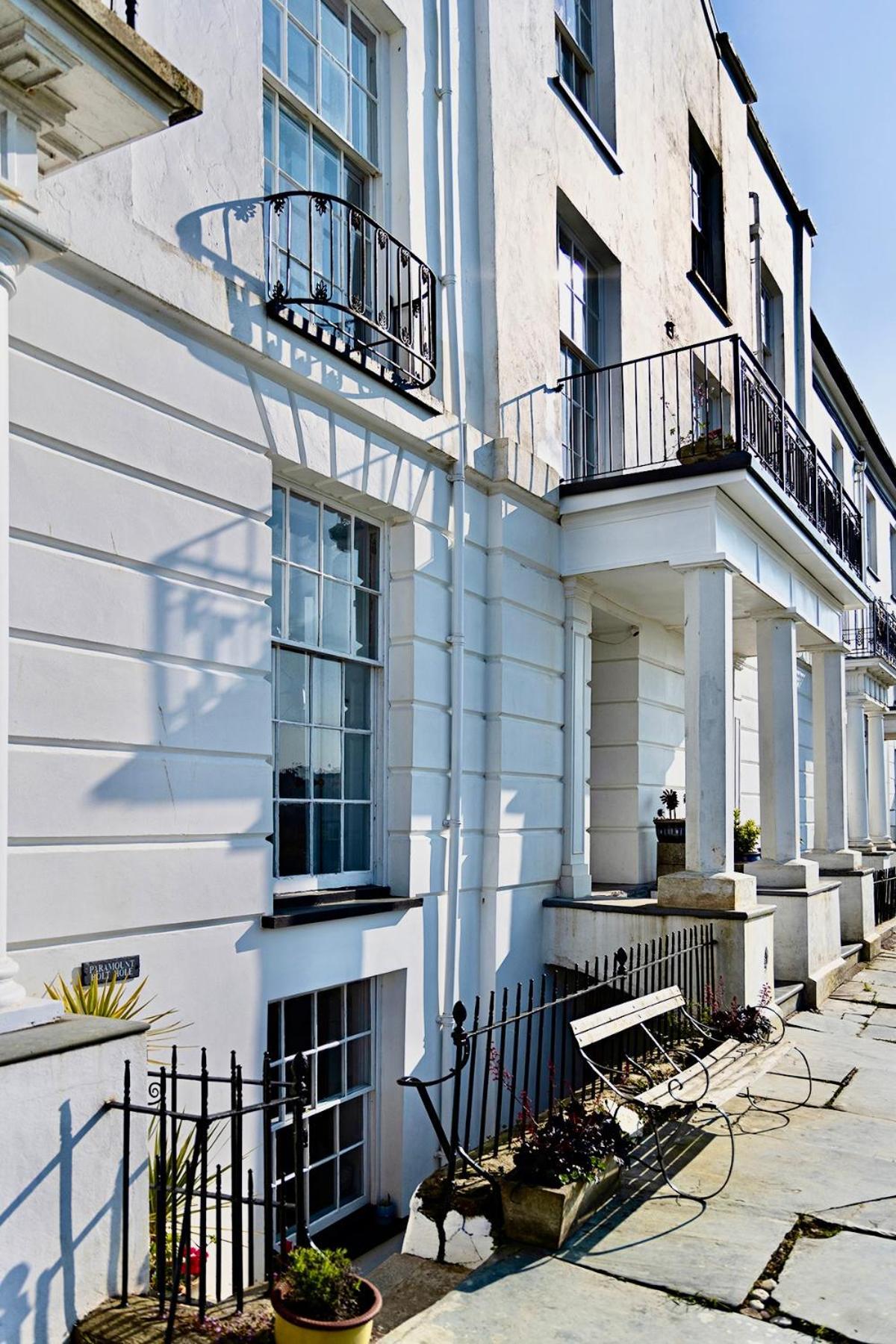 Paramount Apartments Ilfracombe, Arty Seaside Holiday Apartments Ruang foto